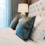 Por qué Elegir el Hotel Cama Tapizada Proveedor Define la Comodidad de los Huéspedes y la Marca de la Excelencia?